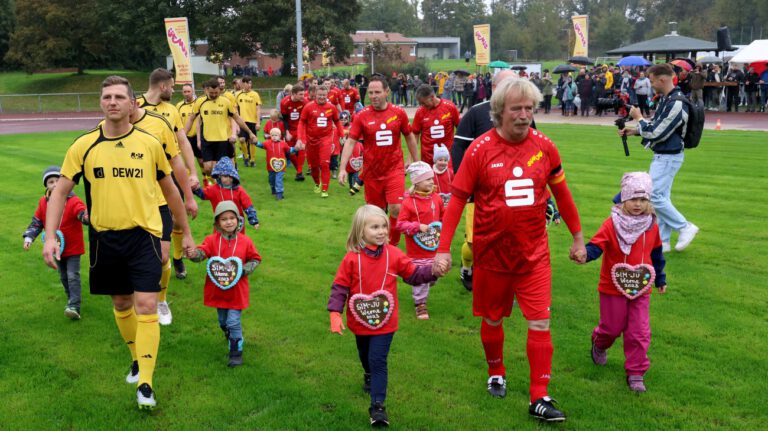 Sim-Jü: 50. Fußballspiel lockt trotz Nässe zahlreiche Zuschauer