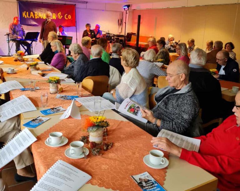 Ein bunter musikalischer Reigen sorgte für eine überragende Stimmung beim ersten Mitsing-Nachmittag mit der Band „Klabauter + Co“ im evangelischen Gemeindezentrum. Foto: Stadt Werne   