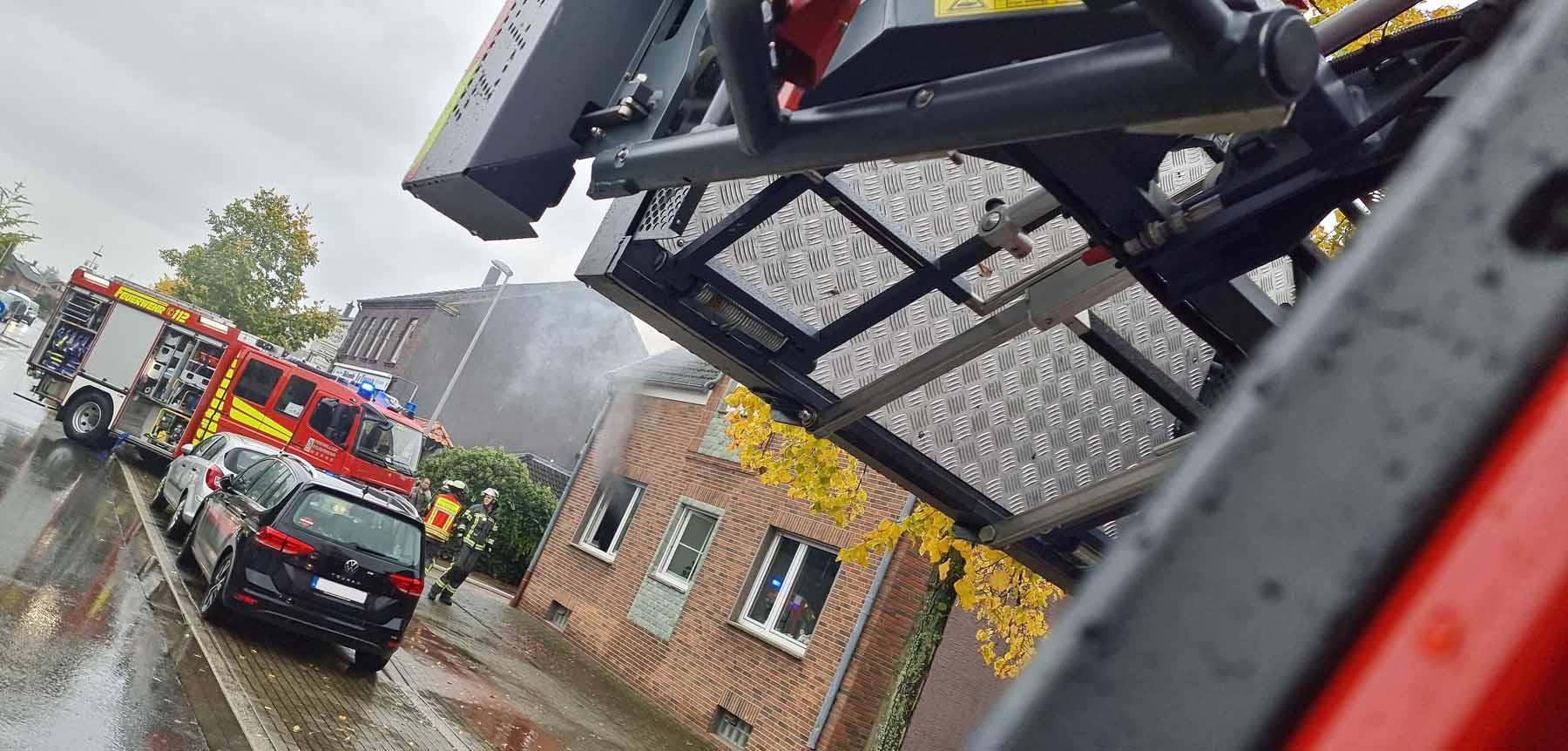 Mit 25 Einsatzkräften eilten die Löschzüge Stockum und Stadtmitte zum Küchenbrand an der Werner Straße. Fotos: FFW