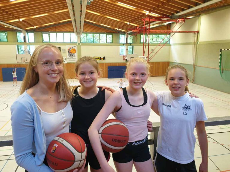 Trainerin Isabell Michalski freute sich über die Nominierungen von Clara Rose, Charlotte Brand, Lia Nägeler und Josefine Teigelkötter (fehlt). Foto: privat