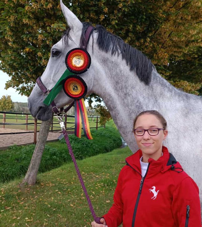 Leonie Vehring und ihre Stute Coraleen haben dieses Jahr ihre erste gemeinsame Saison bestritten und konnten sich von A*-Vielseitigkeit bis hin zu der ersten L-Vielseitigkeit hocharbeiten. Foto: privat