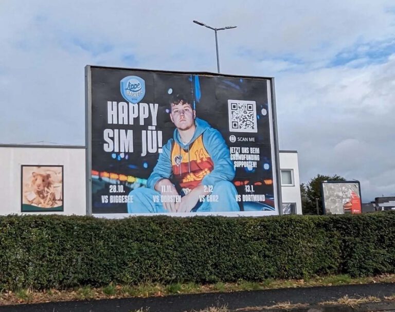 Die LippeBaskets Werne machen auch mit großflächigen Werbeplakaten auf ihre Crowdfunding-Aktion aufmerksam. Foto: Jan König