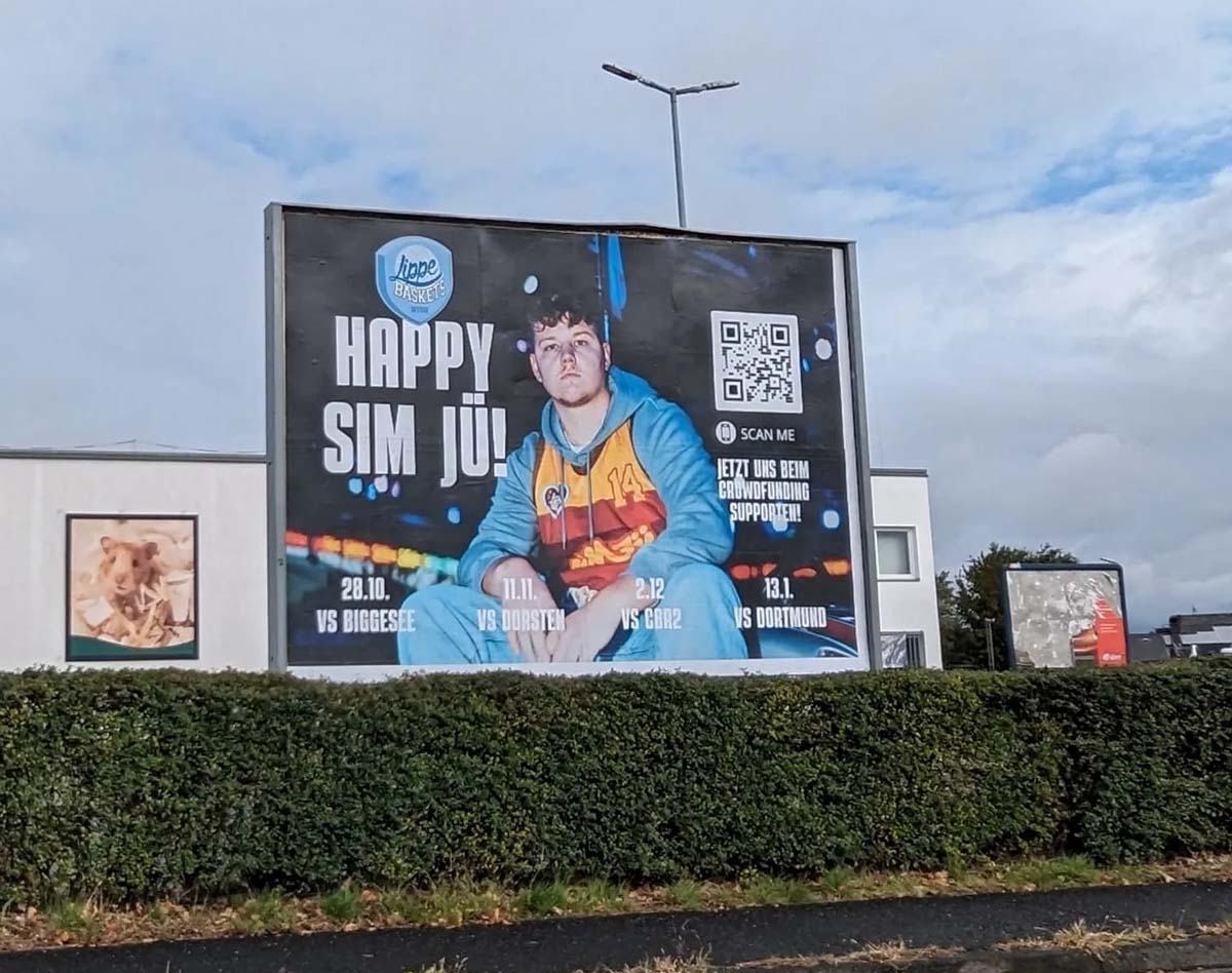 Die LippeBaskets Werne machen auch mit großflächigen Werbeplakaten auf ihre Crowdfunding-Aktion aufmerksam. Foto: Jan König