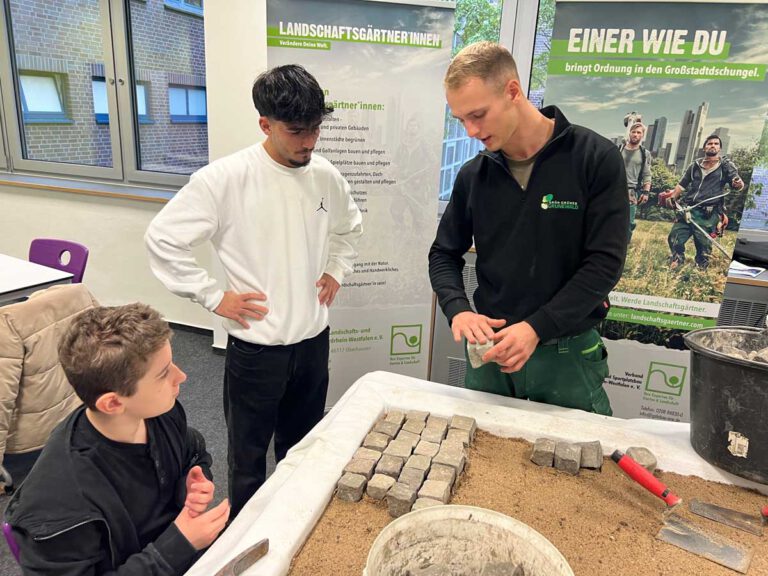 Ein Stück Weg mit Granitsteinen pflastern: Darum ging es unter anderem im Workshop der Grunewald GmbH. Fotos: WFG / Heinze