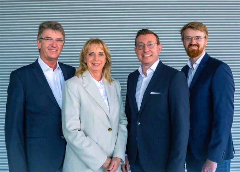 RCS-Chefin Adelheid Hauschopp-Francke, hier mit den weiteren Geschäftsführenden Gerd Francke (links), Alexander Rimmer und Henrik Francke (rechts), stellte im Ausschuss die Erweiterungspläne des Familienunternehmens vor. Foto: RCS