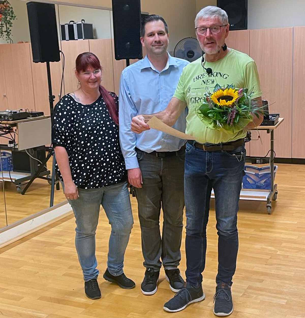Ehrung beim Tanzsportclub mit (von links) Britt Reher, Vorsitzende des TSC Werne, Benjamin Hirsch vom Tanzsportverband NRW und Hans Berg, 2. Vorsitzender. Foto: privat