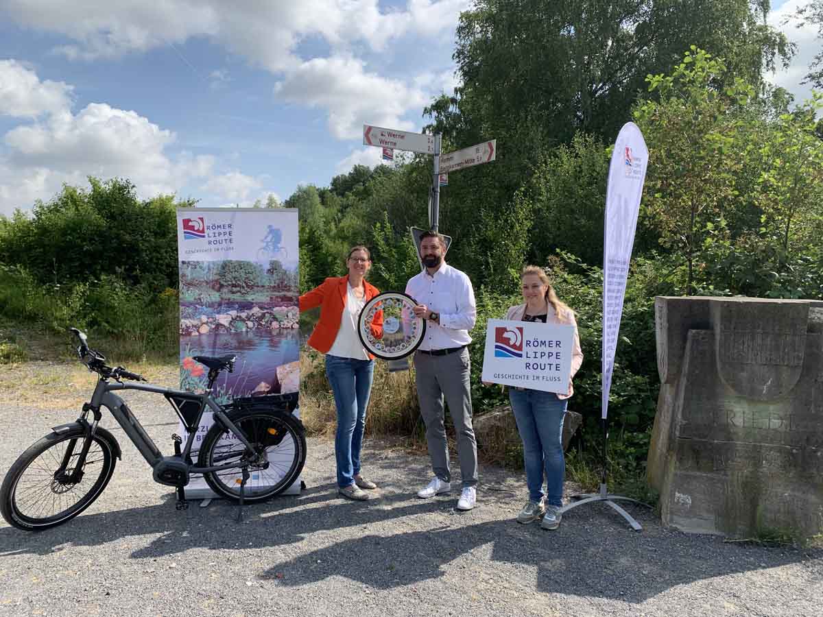 Der Bergkamener Beigeordnete Jens Toschläger und die Tourismusbeauftragte Mareike Hindemitt übergaben im Juli 2023 das Römer-Lippe-Staffel-Rad an die Projektbeauftragte Britta Löchter (links) von der Werne Marketing GmbH. Foto: privat