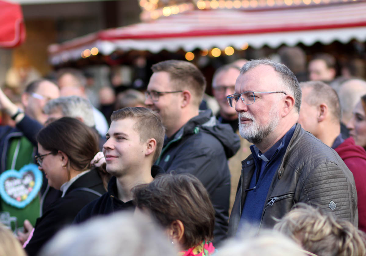 Pfarrdechant Jürgen Schäfer stürzte sich am Samstag auch in den Sim-Jü-Trubel. Foto: Wagner