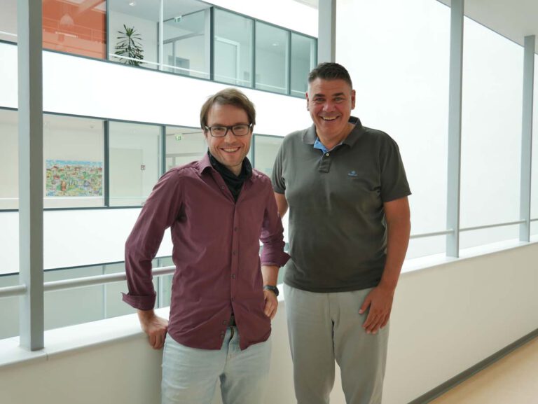 Landrat Mario Löhr hat den neuen Kreisheimatpfleger André Siegel (l.) im Kreishaus begrüßt. Foto: Leonie Joost – Kreis Unna