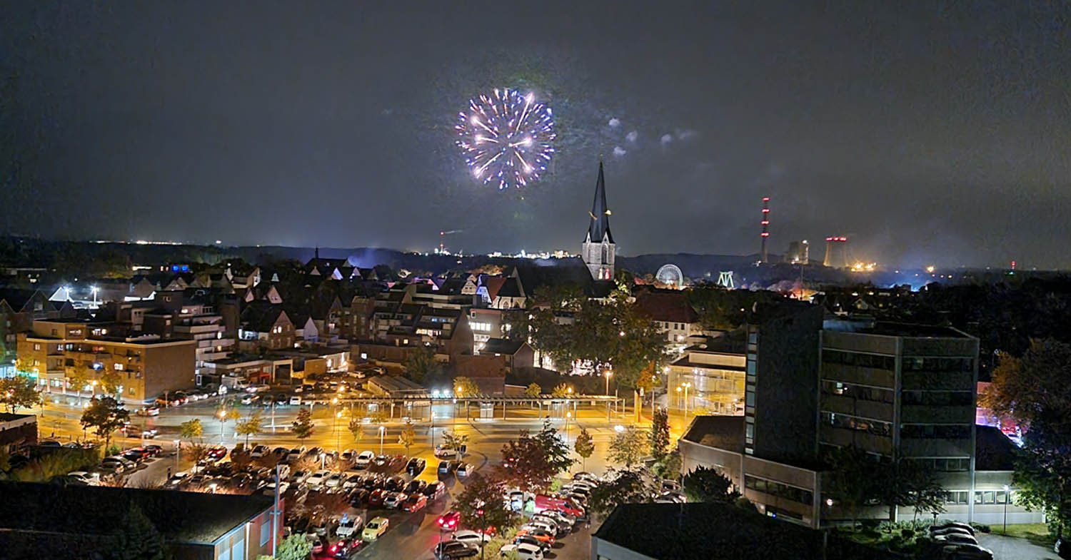 Fast ausschließlich schöne Bilder produzierte Sim-Jü 2023. Die Drehleiterbesatzung der Freiwilligen Feuerwehr ließ es sich nicht nehmen, am Montagabend gegen 21 Uhr das Feuerwerk aus luftiger Höhe aus zu verfolgen. Foto: FFW