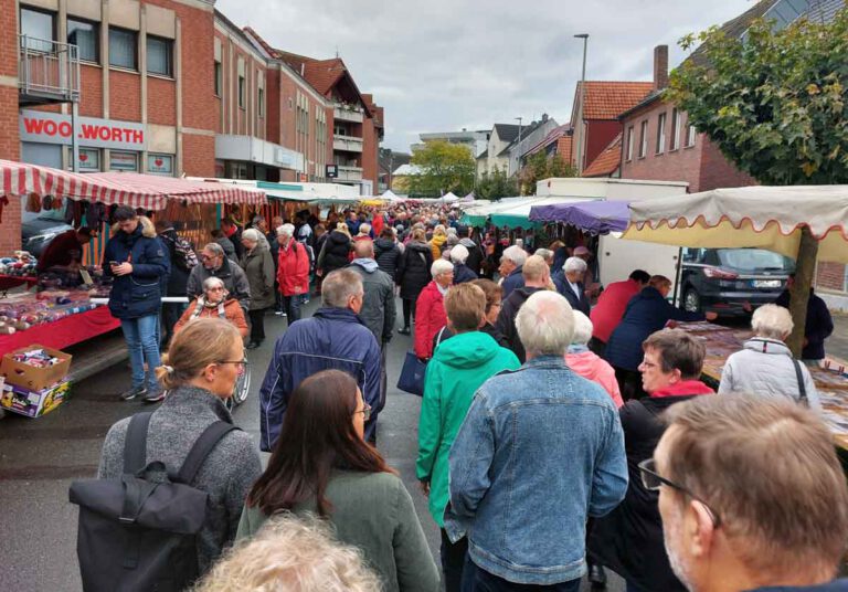 Am Abschlusstag der Sim-Jü 2023 fand auch wieder traditionell der Krammarkt statt, der gut besucht war. Foto: Wagner