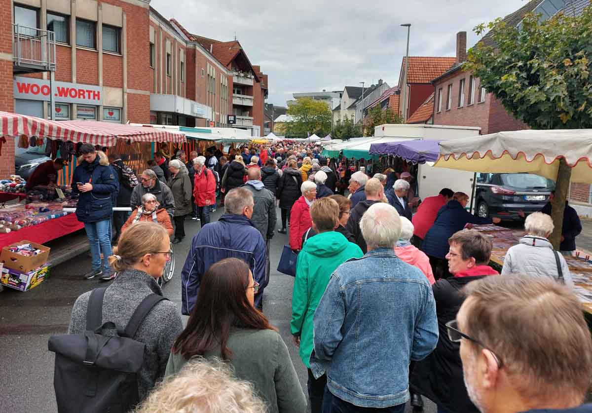 Am Abschlusstag der Sim-Jü 2023 fand auch wieder traditionell der Krammarkt statt, der gut besucht war. Foto: Wagner