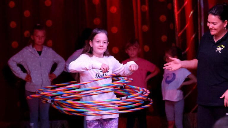 Mit Motivation und Konzentration: Kinder proben für eigene Show