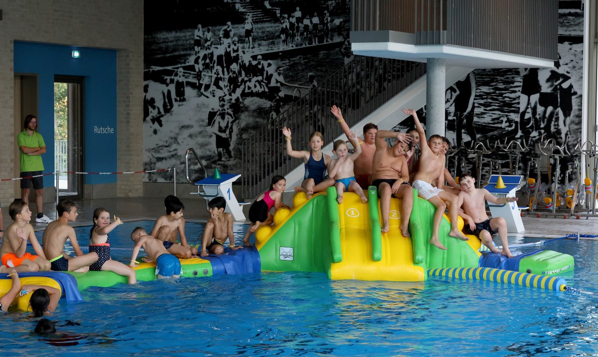 Drei Stunden lang steht Toben, Rutschen und Klettern im Fokus, wenn das Team vom Solebad das schwimmfähige Spielgerät wie hier am Samstag, 7. Oktober, im großen Becken positioniert. Zwei Termine in den Ferien gibt es noch. Foto: Volkmer