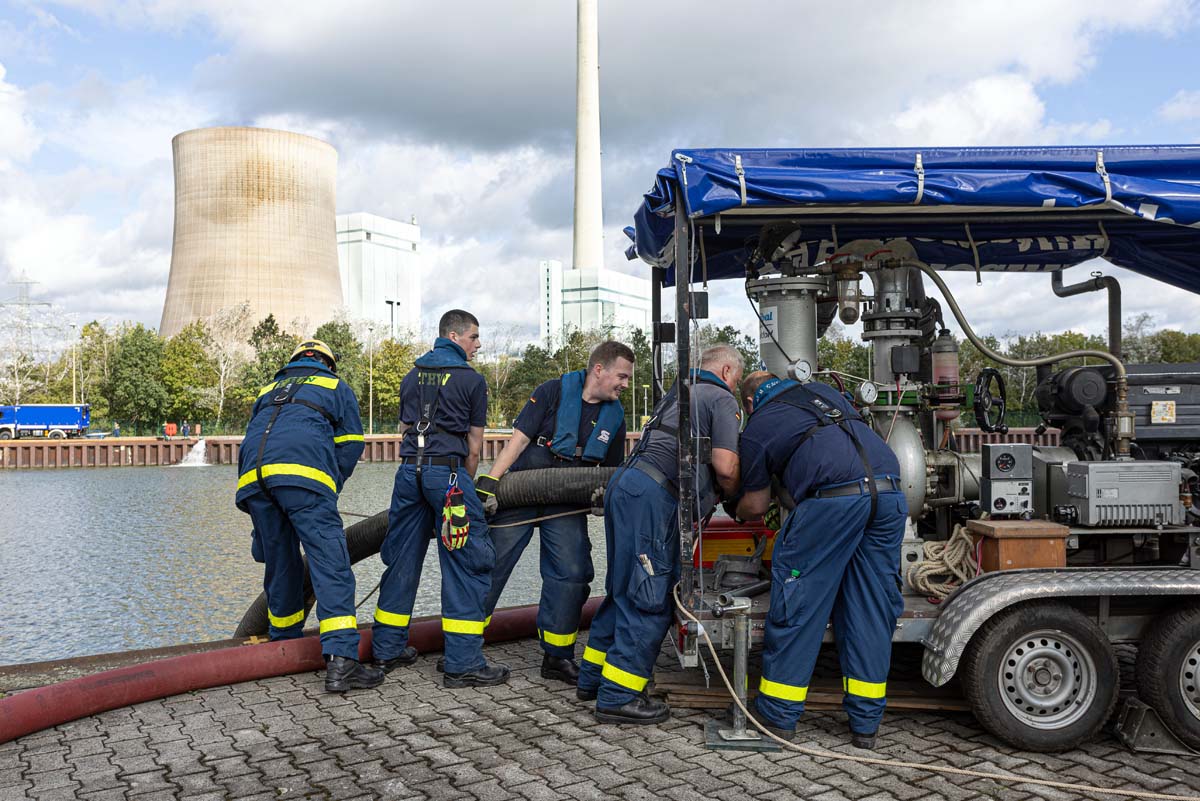 Mit vereinten Kräften meisterten die THWler aus ganz NRW das Übungsszenario am Kohlehafen in Stockum. Fotos: Jörg Prochnow / THW Werne