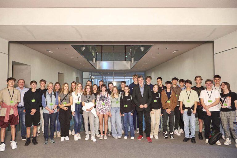 Schülerinnen und Schüler des Christophorus-Gymnasiums besuchten den Bundestagsabgeordneten Michael Thews in Berlin. Foto: Deutscher Bundestag / Inga Haar