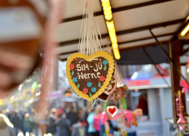 Auch die beliebten Sim-Jü-Lebkuchenherzen dürfen 2023 nicht fehlen. Foto: Archiv