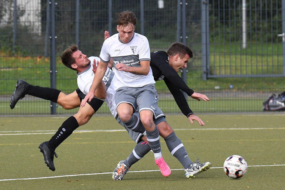 Um jeden Zentimeter wurde gekämpft: Hier wollen Marc Schwerbrock, Maurice Modrzik und Ricardo Freitas De Olivera an den Ball. Foto: MSW