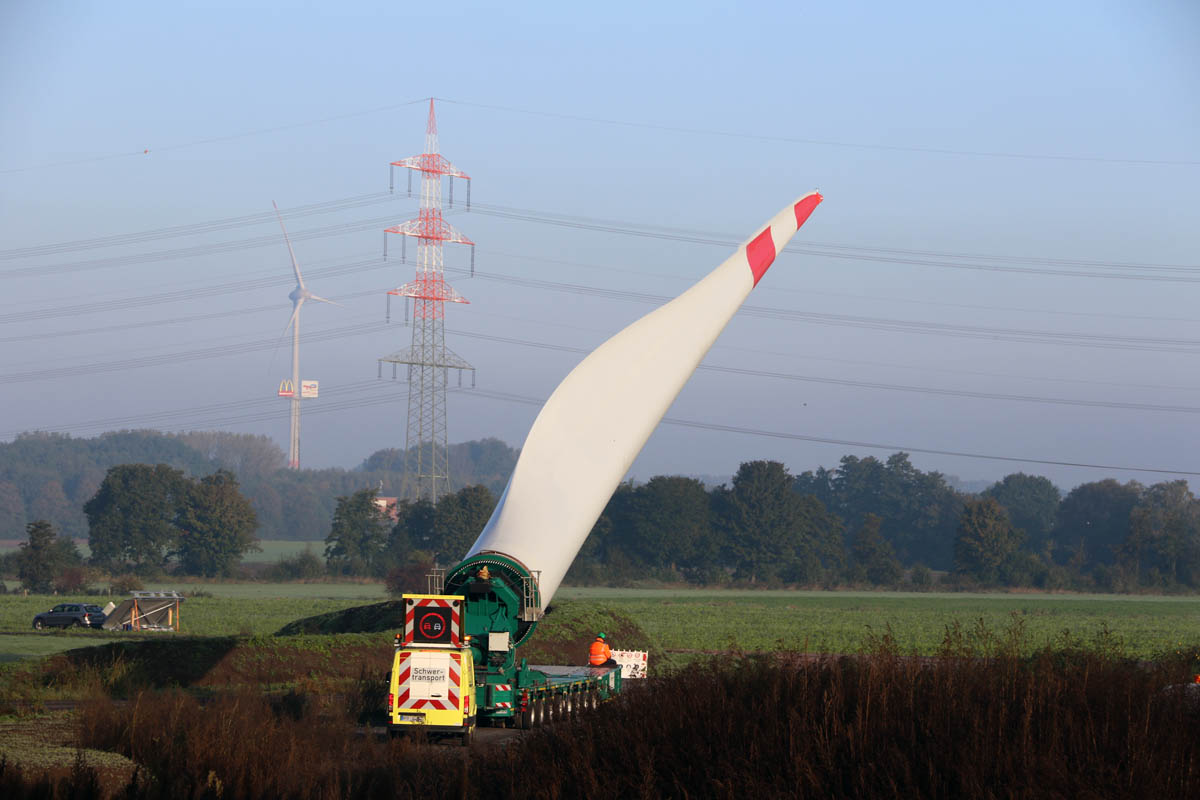 Am Dienstagmorgen gegen 9.30 Uhr kam das erste Rotorblatt für eine der zwei Windkraftanlagen an. Foto: Wagner