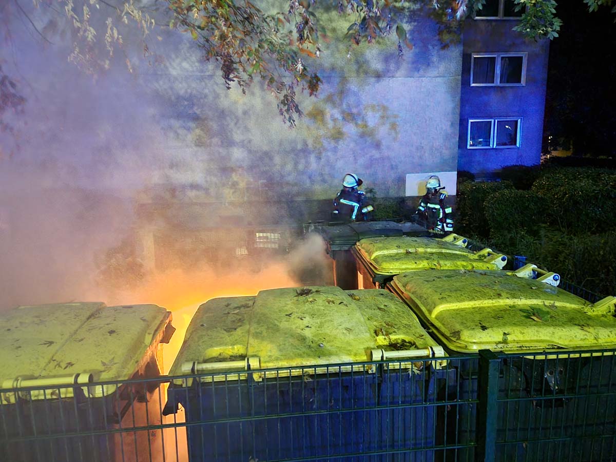 Im Wohngebiet Holtkamp stand eine große Mülltönne im Vollbrand. Fotos: FFW