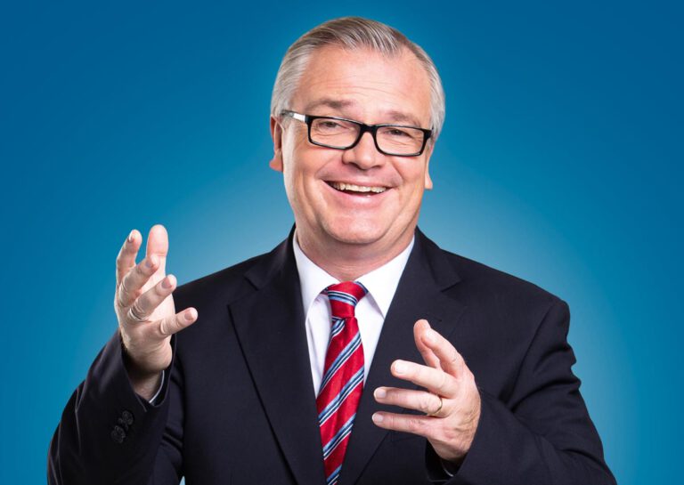 Der Kabarettabend mit Jürgen B. Hausmann verspricht im April 2024 perfekte Unterhaltung. Foto: Pressebild JBH
