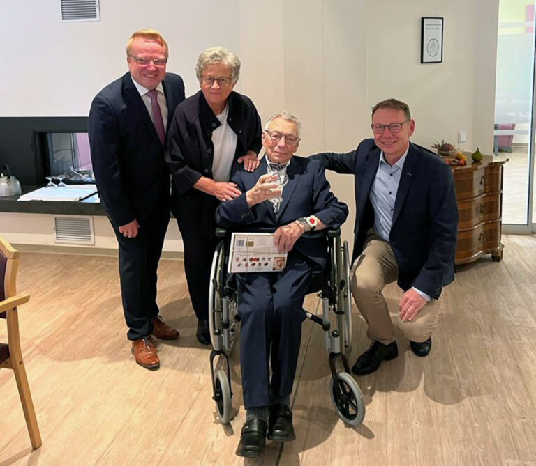 Marita Funhoff, Lothar Christ und Jörg Weber gratulierten Geburtstagskind Hans Weiß. Foto: Marion Müller