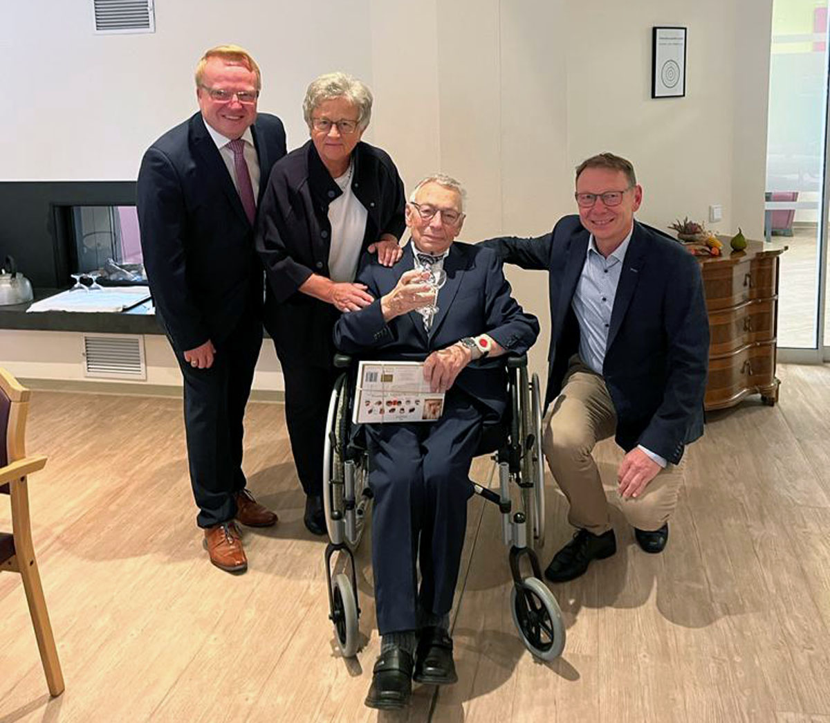 Marita Funhoff, Lothar Christ und Jörg Weber gratulierten Geburtstagskind Hans Weiß. Foto: Marion Müller