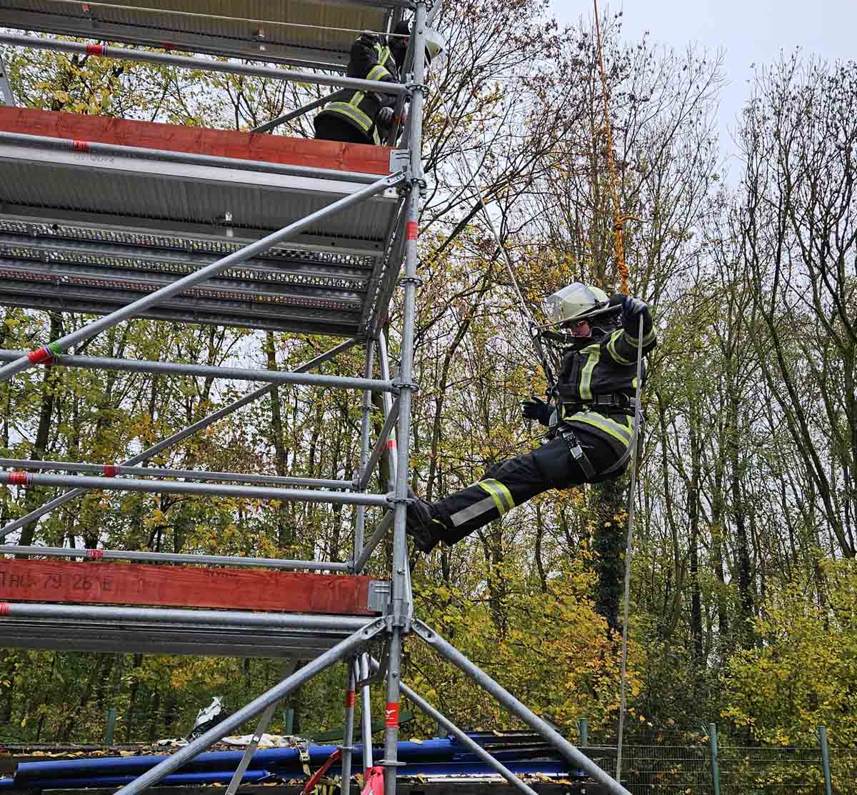Hoch hinaus ging es für diese Teilnehmerin am Turm. Fotos: FFW