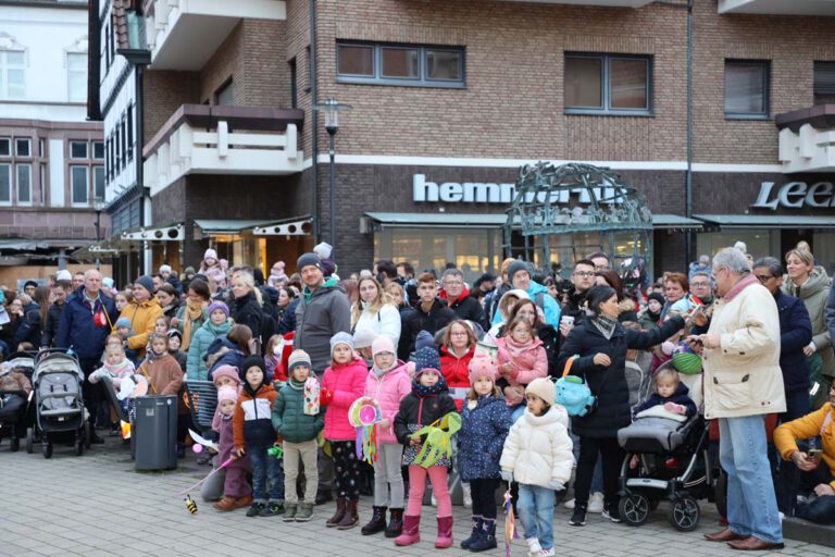 Gut besucht war am späten Nachmittag der Moormannsplatz, wo Pfarrdechant Jürgen Schäfer die Martinsgeschichte vorlas und anschließend der Umzug von dort loszug. Fotos: Isabel Schütte