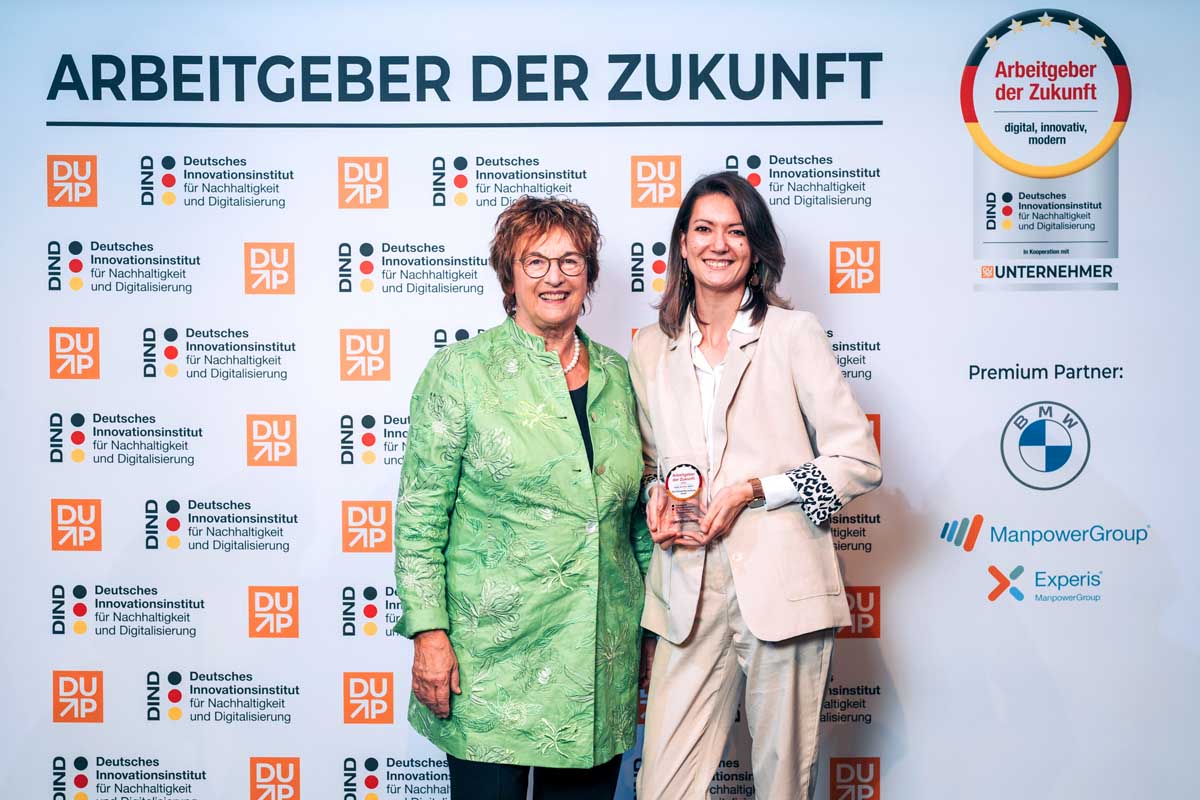 Brigitte Zypries überreichte die Auszeichnung „Arbeitgeber der Zukunft“ für die RCS Rohstoffverwertung GmbH bei der Preisverleihung in Köln an Jessica Böckmann (rechts). Foto: Offenblende/Andrej