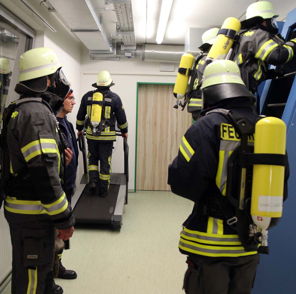 Steigen auf der Endlosleiter und Gehen auf dem Laufband gehörten zu den Übungen der Feuerwehrleute aus Langern. Foto: Feuerwehr Werne