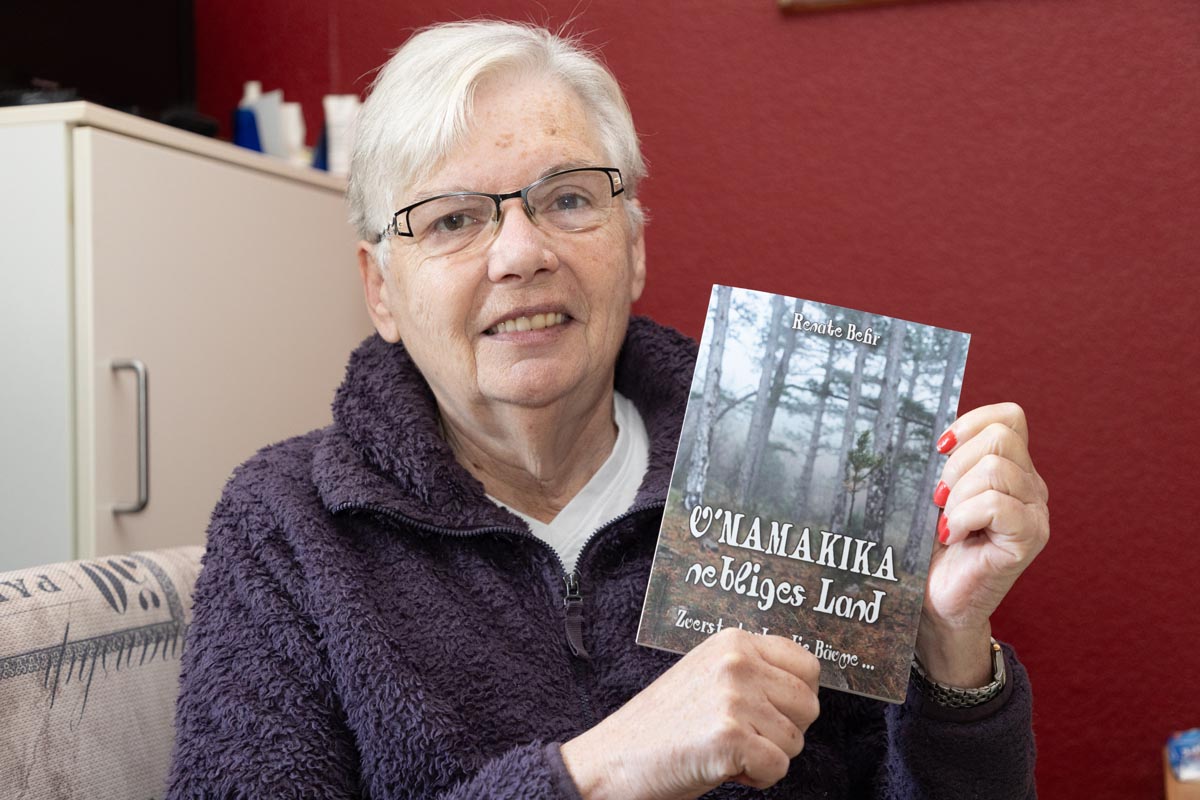 Die Autorin Renate Behr präsentiert ihr neues Buch. Foto: Isabel Schütte