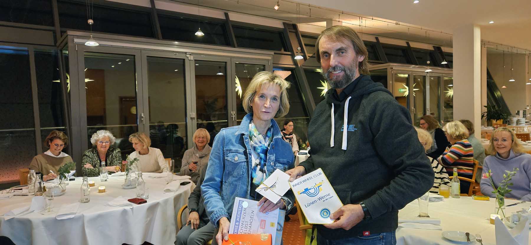 Der in Werne geborene Geistliche Pater Tobias warb beim Treffen des Inner Wheel Clubs für seine sozialen Projekte. Foto: Anke Barbara Schwarze