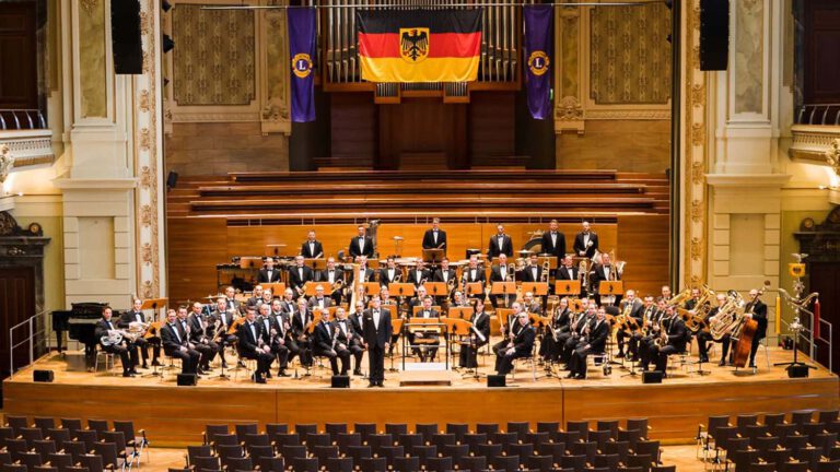 BU: Das Musikkorps der Bundeswehr blickt nunmehr auf mehr als 60 Jahre erfolgreiche militärmusikalische Tätigkeit zurück. Mit jährlich rund 50 Konzerten im In- und Ausland begeistert das Musikkorps mit seinem breit gefächerten Repertoire. Foto Bundeswehr/Penczynski