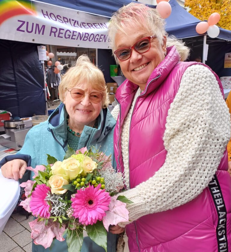 Emotionales Treffen: Marita Melcher überreichte ihrer Vorgängerin Elisabeth Steinke (links) einen Blumenstrauß. Fotos: privat