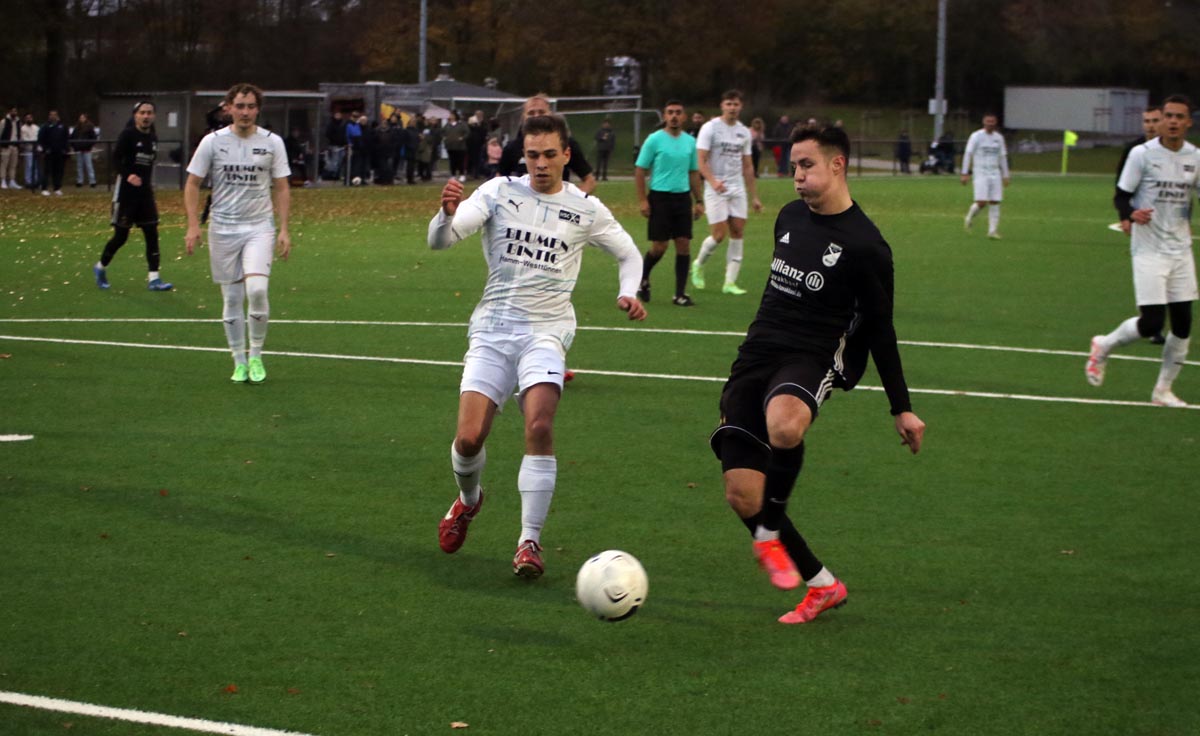 Der eingewechselte Tim Taeger erzielt in dieser Szene das Siegtor für Eintracht Werne gegen den Hammer SC. Foto: Wagner