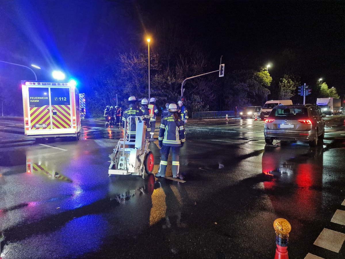 Die Freiwillige Feuerwehr Werne wurde am Montagabend zu einem Unfall auf der Kreuzung Hansaring/B54 gerufen. Foto: FFW