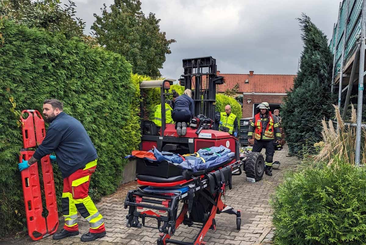 Der verunglückte Gabelstapler-Fahrer hatte starke Schmerzen. Die Feuerwehrleute befreiten ihn aus seiner misslichen Lage mit dem Spineboard. Foto: FFW