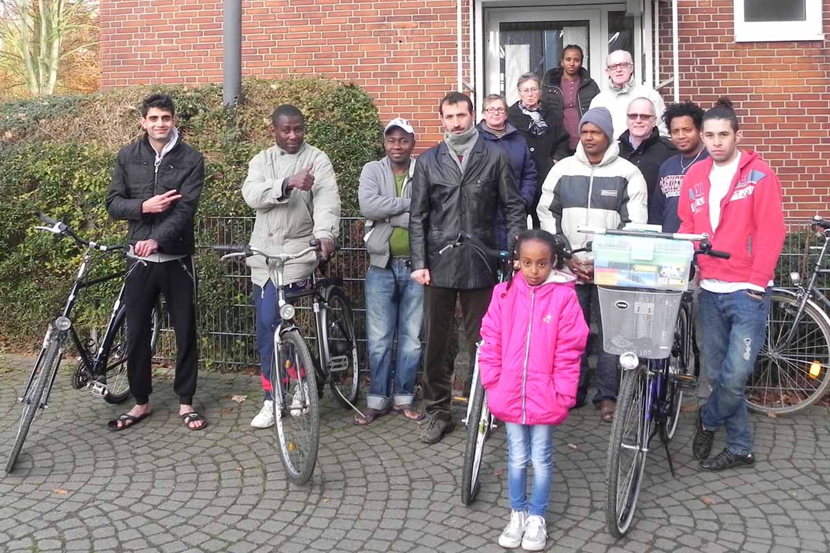 Im November 2014 wurden die ersten Fahrräder an Asylbewerber am St.-Christophorus-Gymnasium ausgegeben. Fotos: privat