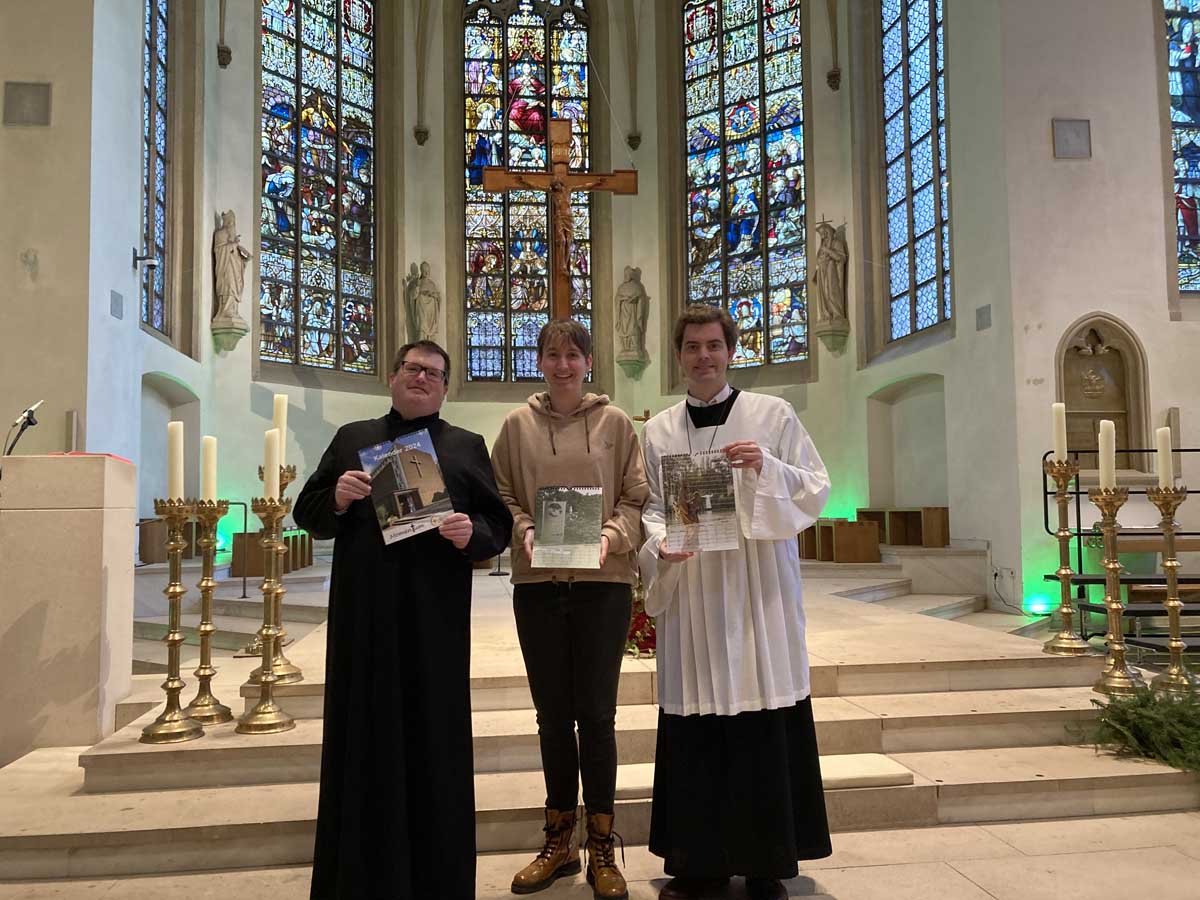 Präsentieren den neuen Momentum Kalender der Pfarrgemeinde St. Christophorus: Küster Marco Hüsing (von links) sowie Louisa Simon und David Berendes (beide Jugendrat). Foto: privat