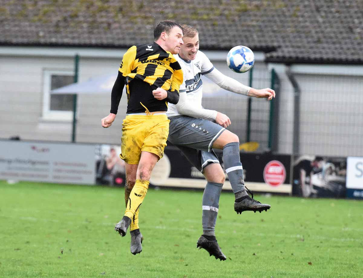 Kampf war im Nachholspiel in Hilbeck angesagt. Der WSC nahm ihn an und siegte verdient im Nachholspiel. Fotos: fraz