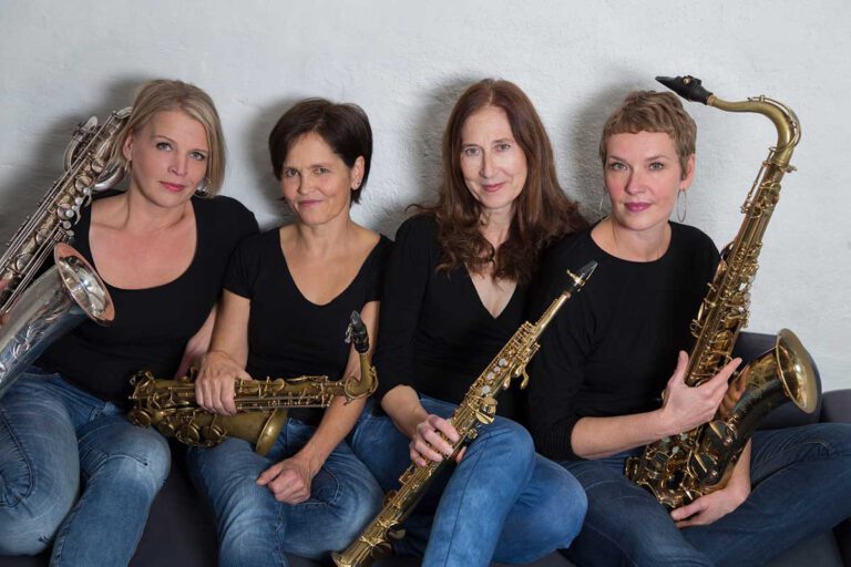 Catrin Groth, Karin Hatzel, Ilona Haberkamp und Nikola Seegers (von links) bilden das Lilith-Saxophon-Quartett. Mit ihrem Programm „Zeitensprünge“ gastieren sie am 19. November in Werne. Foto: pr/Musica Sacra Westfalica