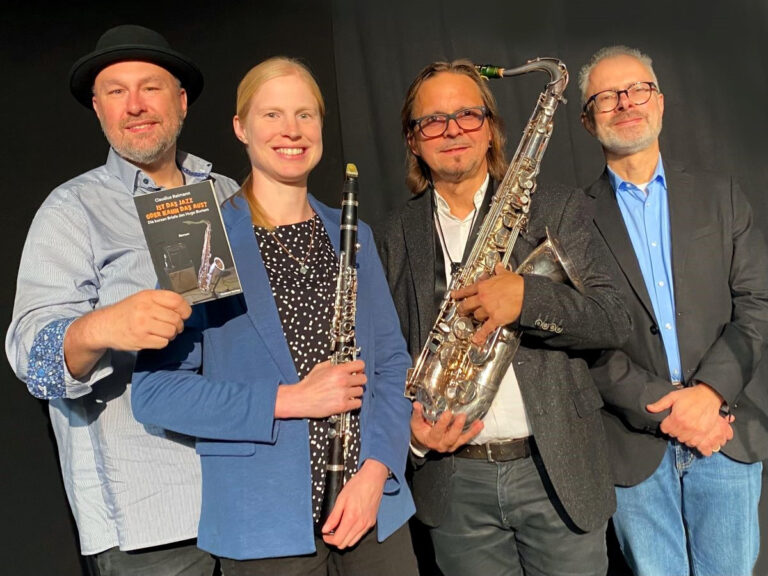 Zur musikalischen Leseshow laden Magnus See, Katharina Bohlen, Claudius Reimann und Christian Huppert am 9. Dezember in den Kulturverein flözK ein. Foto: Privat