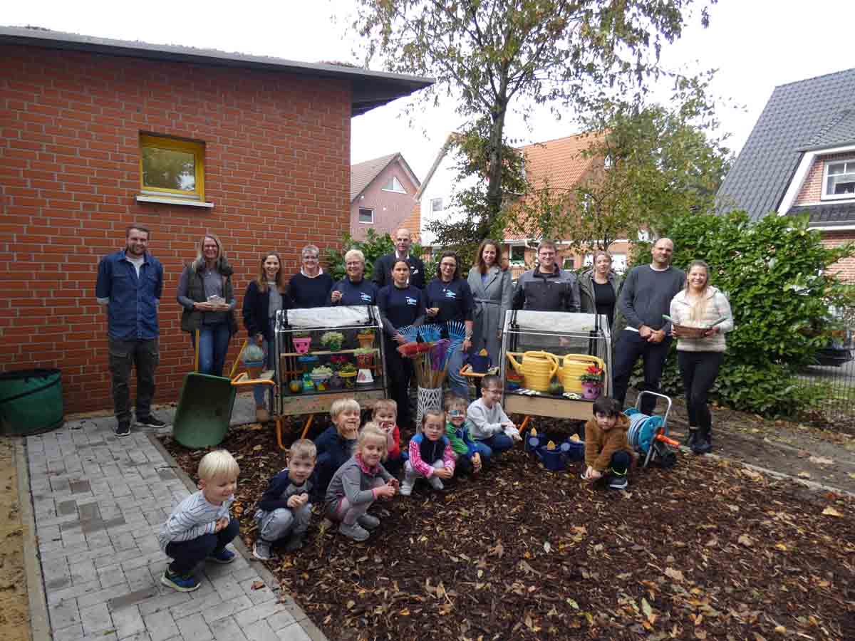 Weihten den Kita-Garten ein (von rechts): Dorena Kern (Leitung Kita Jona), Maik Rolefs (Jugendamtsleiter), Rilana Grenningloh (Jugendamt), Matthias Hönnemann, Katharina Vogt (Fa. Hörmann), Sabrina Schachtschneider, Marie Böhm, Angelika Pocher (Förderverein), Martin Abdinghoff (Sparkasse an der Lippe), Constanze Worbis und Christin Jaspert (Kita Jona), Melanie Meldau (Elternrat) sowie Maximilian Whase (stellv. Leitung Kita Jona). Foto: privat