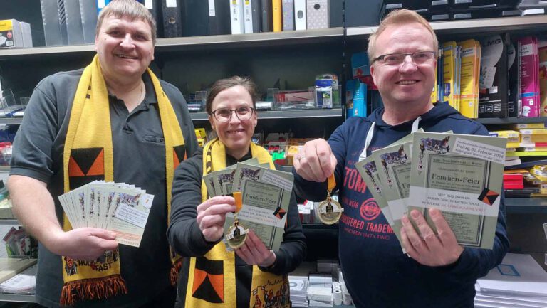 Bettina Bänker, Martin Weber (links) und Jörg Weber läuten den Vorverkauf für "Hol di fast" 2024 ein. Bereits seit 100 Jahren wird bei Kolping in Werne Karneval gefeiert. Foto: Wagner