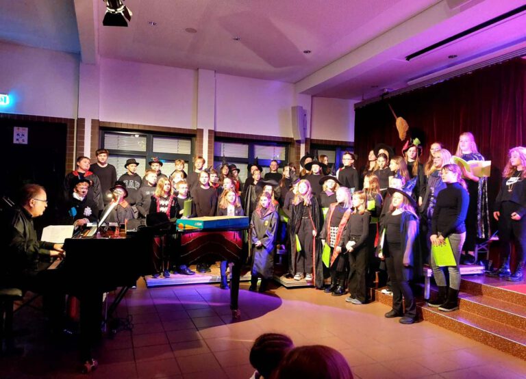 In der ausverkauften Aula der Schule sangen über 50 junge Sängerinnen und Sänger des CANTOCCINI Chores unter der Leitung von Musiklehrer Martin Henning schmissige Songs über Zauberei und Magie. Fotos: GSC