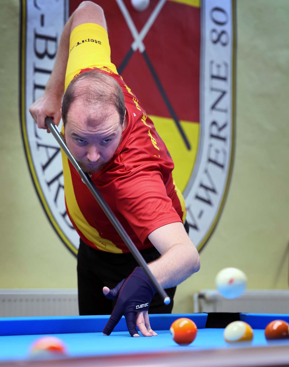 Das Bild zeigt Bastian Kramer bei einem „Jump-Shot“. Trotz eines starken Kampfes unterlag er knapp mit 4:6 im Achterball. Foto: PBV