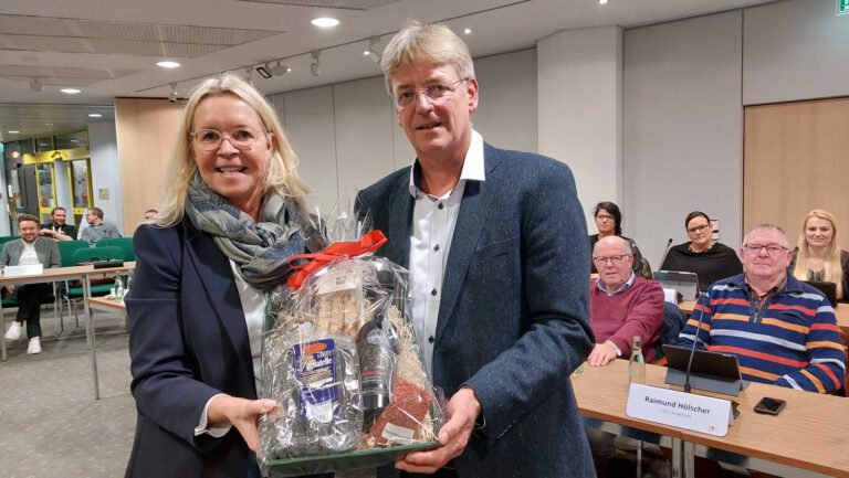 Vor der Diskussion über die Planungen zur neuen Zweifach-Sporthalle überreichte Uta Leisentritt (CDU) ein Abschiedsgeschenk ihrer Fraktion an KBW-Leiter Frank Admietz, der an seiner letzten Sitzung teilnahm. Der langjährige städtische Mitarbeiter geht im März 2024 in den Ruhestand. Foto: Wagner