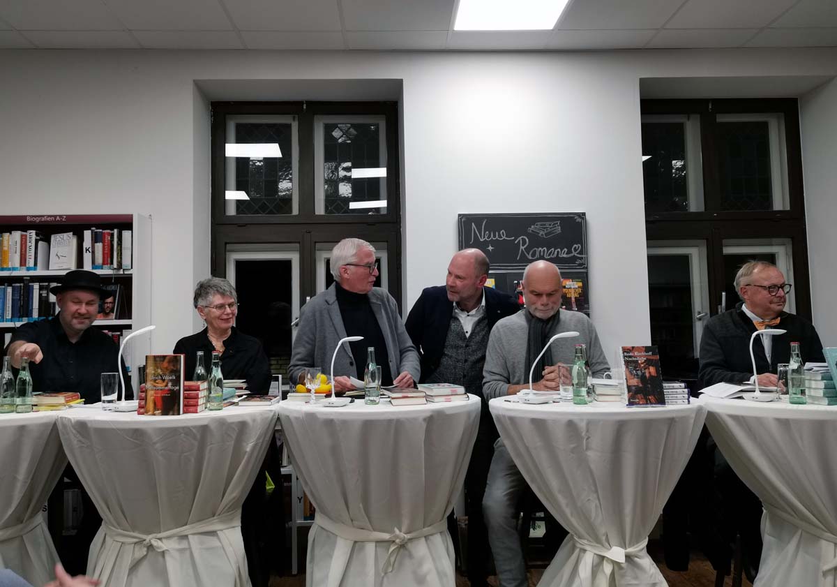 Magnus See (von links), Liane Jäger, Dieter Vatheuer, Hubertus Waterhues, Ludger Burmann und Hartmut Marks stritten sich beim LiteraTurnier über die ausgewählten Werke. Fotos: Johanna Glowacki