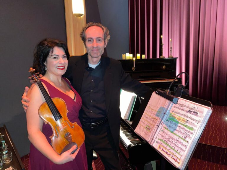 Sabrina Zimmermann (Violine) und Mark Pogolski (Klavier) verliehen dem Stummfilm "Die Frau, nach der man sich sehnt", eine musikalische Stimme, die Gefühle offenbarte, komische Szenen zuspitzte und Spannungsmomente vorantrieb. Foto: Schwarze